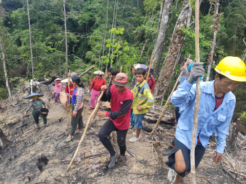 Kegiatan Nugal Masa Tanam Padi Masyarakat 